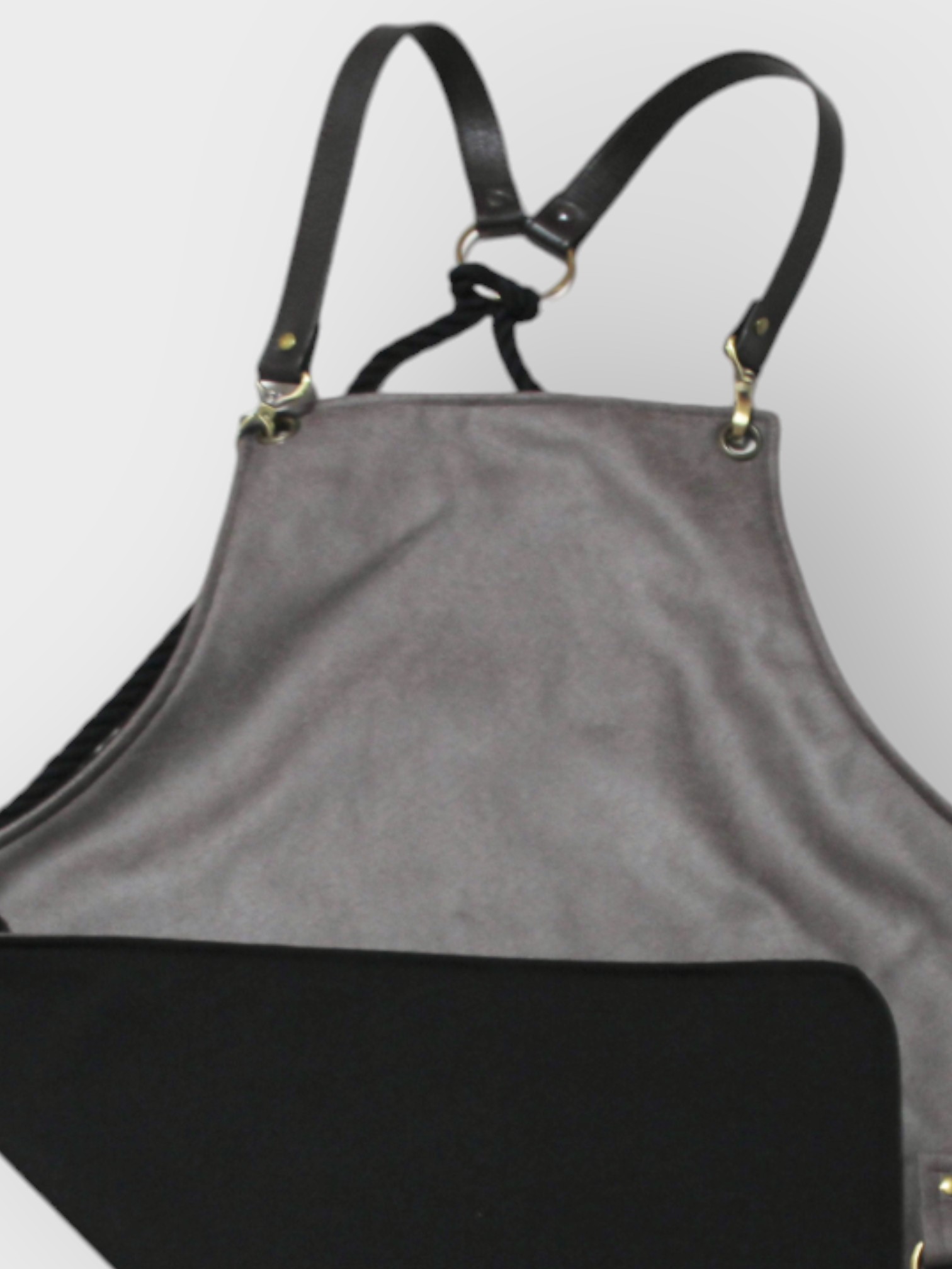 Delantal gris oscuro para camareros - detalle de la charrtera